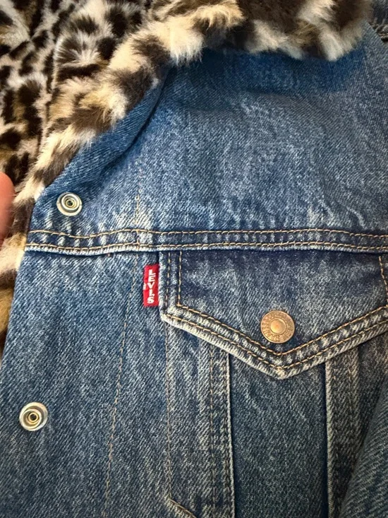Levi's Blue Denim Jacket with Leopard Faux Fur Collar - Picture 3 of 5